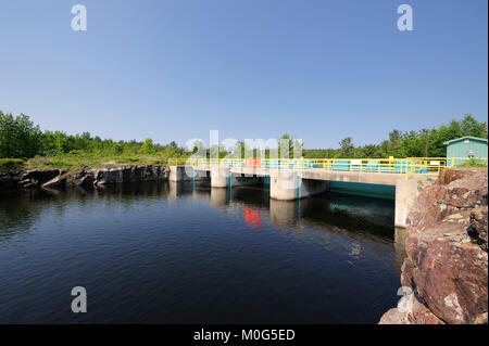 Der Portage Dam ist einer von drei Staudämmen, die den Durchfluss von Wasser bilden Nipissing See und der französischen Fluss Stockfoto