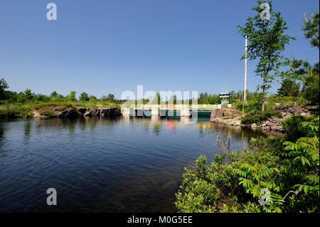 Der Portage Dam ist einer von drei Staudämmen, die den Durchfluss von Wasser bilden Nipissing See und der französischen Fluss Stockfoto