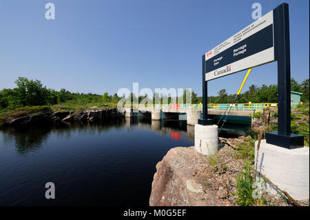 Der Portage Dam ist einer von drei Staudämmen, die den Durchfluss von Wasser bilden Nipissing See und der französischen Fluss Stockfoto