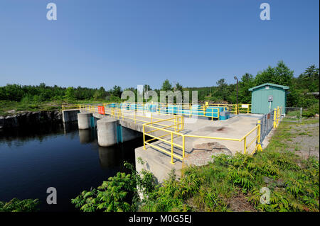 Der Portage Dam ist einer von drei Staudämmen, die den Durchfluss von Wasser bilden Nipissing See und der französischen Fluss Stockfoto