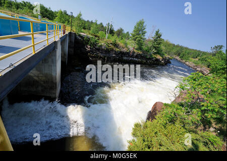 Der Portage Dam ist einer von drei Staudämmen, die den Durchfluss von Wasser bilden Nipissing See und der französischen Fluss Stockfoto