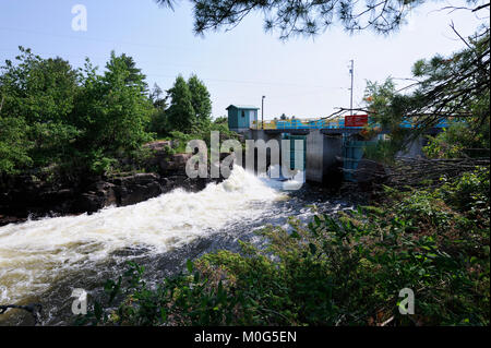 Der Portage Dam ist einer von drei Staudämmen, die den Durchfluss von Wasser bilden Nipissing See und der französischen Fluss Stockfoto