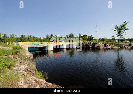 Der Portage Dam ist einer von drei Staudämmen, die den Durchfluss von Wasser bilden Nipissing See und der französischen Fluss Stockfoto