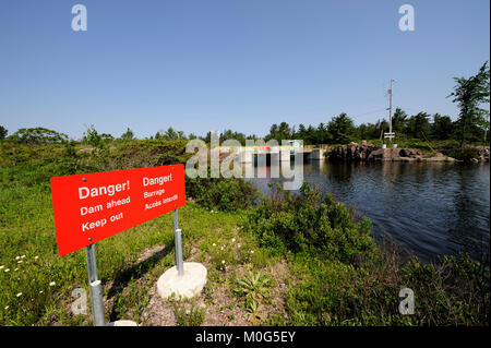 Der Portage Dam ist einer von drei Staudämmen, die den Durchfluss von Wasser bilden Nipissing See und der französischen Fluss Stockfoto