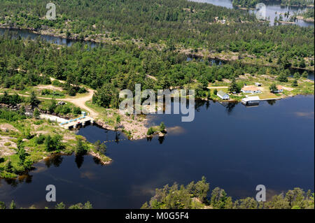 Dies ist eine Luftaufnahme des Portage Damm, der den Fluss von Wasser zwischen Lake Nipissing und der französische Fluss Stockfoto