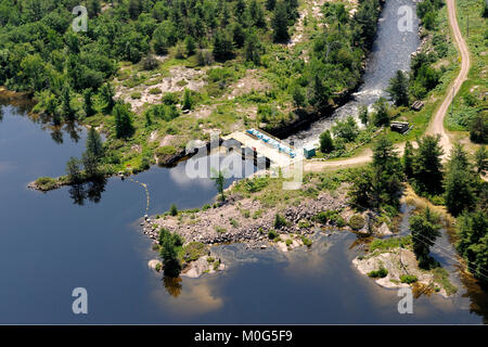 Dies ist eine Luftaufnahme des Portage Damm, der den Fluss von Wasser zwischen Lake Nipissing und der französische Fluss Stockfoto