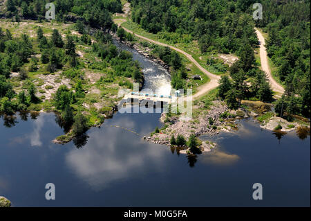 Dies ist eine Luftaufnahme des Portage Damm, der den Fluss von Wasser zwischen Lake Nipissing und der französische Fluss Stockfoto