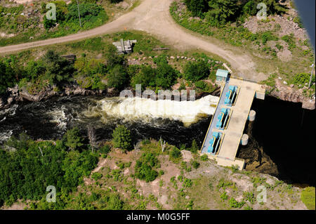 Dies ist eine Luftaufnahme des Portage Damm, der den Fluss von Wasser zwischen Lake Nipissing und der französische Fluss Stockfoto