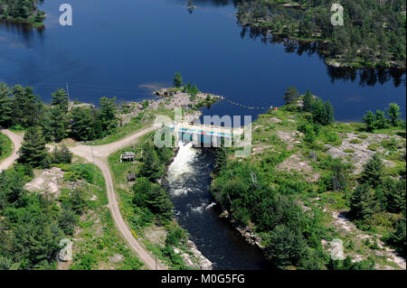 Dies ist eine Luftaufnahme des Portage Damm, der den Fluss von Wasser zwischen Lake Nipissing und der französische Fluss Stockfoto