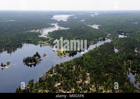 Dies ist eine Luftaufnahme des Portage Damm, der den Fluss von Wasser zwischen Lake Nipissing und der französische Fluss Stockfoto