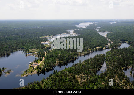 Dies ist eine Luftaufnahme des Portage Damm, der den Fluss von Wasser zwischen Lake Nipissing und der französische Fluss Stockfoto