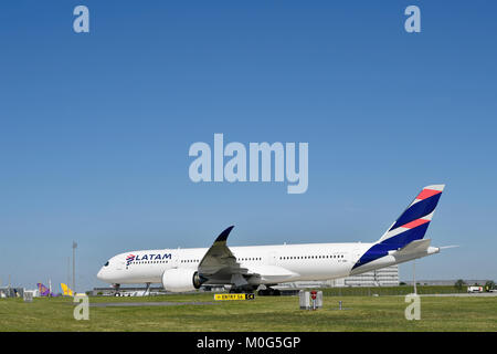 Latam, Airbus, A350, 900, Roll out, nehmen, Start, Start- und Landebahn Süd, Flugzeuge, Flugzeug, Flughafen München Stockfoto