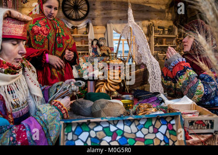 Frauen in Russischen trachten sie Handarbeit in einer traditionellen russischen Haus an einem Tisch mit einem samowar und Bagels, Russland Stockfoto