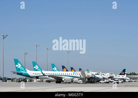 Line Up, Lufthansa, Air Dolomiti, Terminal, Satellit, Turm, Flugzeuge, Flugzeug, Flugzeug, Rampe, Position, Abstand, Verarbeitung, Flughafen München, Stockfoto