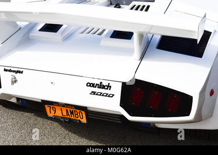 Rückansicht eines 1979 Vintage White Lamborghini Countach 5000 mit Lizenz Tag 79 LAMBO, Konzept symbolischer von Reichtum und Überfluß. Stockfoto