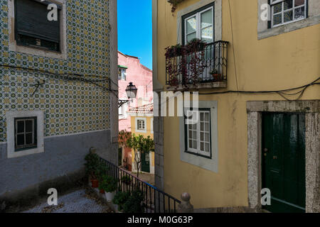 Schöne und bunte alte Gebäude im Viertel Alfama und den Tejo im Hintergrund an einem sonnigen Tag; Konzept für Reisen in Portugal ein Stockfoto