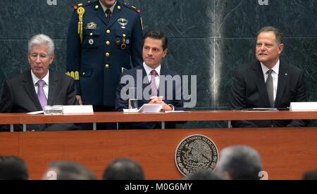 Der mexikanische Präsident Enrique Peña Nieto, Mitte, Verkehrsminister, Gerardo Ruiz Esparza, Links, und Volaris CEO Enrique Beltranena während einer Ansage an den National Palast Januar 17, 2018 in Mexiko City, Mexiko. Die mexikanische Rabatt carrier Volaris hat den Kauf von 80 Airbus-Flugzeugen $ 9,3 Milliarden Dollar. Stockfoto