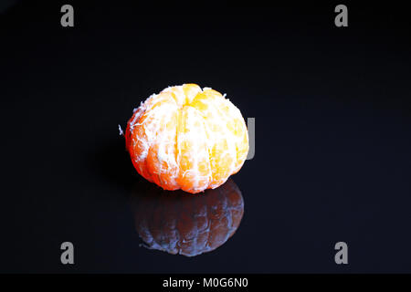 Mandarin. Mandarin ohne Schale auf Schwarz reflektierende studio Hintergrund. Isolierte schwarze glänzende Spiegel gespiegelt Hintergrund für jedes Konzept. Mandarin. Stockfoto