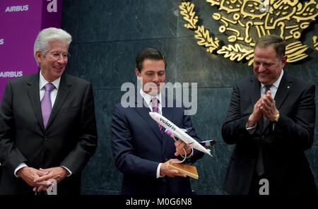 Der mexikanische Präsident Enrique Peña Nieto, Mitte, hält ein Modell Airbus Flugzeug als Verkehrsminister, Gerardo Ruiz Esparza, Links, und Volaris CEO Enrique Beltranena Blick auf dem Nationalen Palast am 17. Januar in Mexiko City, Mexiko 2018. Die mexikanische Rabatt carrier Volaris hat den Kauf von 80 Airbus-Flugzeugen $ 9,3 Milliarden Dollar. Stockfoto