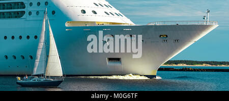 Luxusliner im Gange. Tour Reisen und Wellness Dienstleistungen Stockfoto