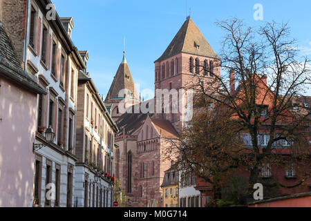 Im gotischen Stil der Lutherischen Kirche St. Thomas im Herbst - der Grande Ile, Straßburg, Elsass, Frankreich. Stockfoto