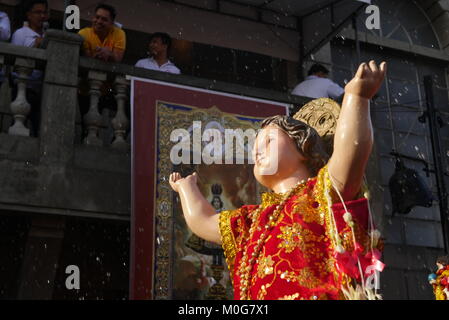 Manila, Philippinen. 21 Jan, 2018. Ein Sto. Nino vorbei als heiliges Wasser sprinked. Credit: George Buid/Pacific Press/Alamy leben Nachrichten Stockfoto