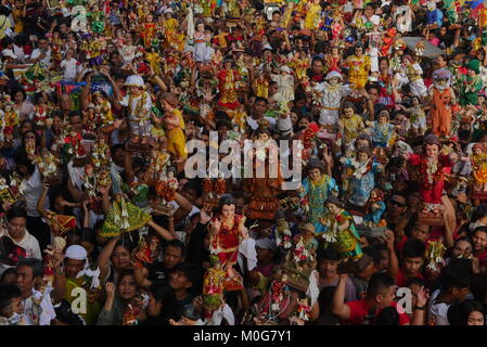 Manila, Philippinen. 21 Jan, 2018. Die Menschen warten für den Priester, für den Segen ihrer Sto. Nino Bilder. Credit: George Buid/Pacific Press/Alamy leben Nachrichten Stockfoto