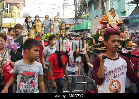 Manila, Philippinen. 21 Jan, 2018. Einige der vielen Sto. Nino, gesegnet. Credit: George Buid/Pacific Press/Alamy leben Nachrichten Stockfoto