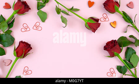 Happy Valentine's Day overhead flach Verpackung Geschenk und schreiben Karten. Stockfoto