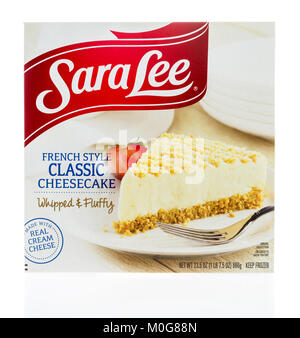 Winneconne, WI - 17. Januar 2018: Ein Paket von Sara Lee im französischen Stil klassischer Käsekuchen auf einem isolierten Hintergrund. Stockfoto