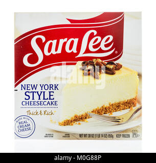 Winneconne, WI - 17. Januar 2018: Ein Paket von Sara Lee New York Style Cheesecake auf einem isolierten Hintergrund. Stockfoto