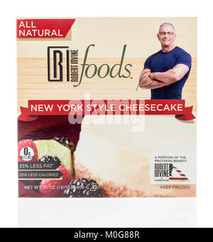 Winneconne, WI - 17. Januar 2018: Ein Paket von Robert Irvine New York Style Cheesecake auf einem isolierten Hintergrund. Stockfoto