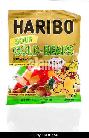 Winneconne, WI - 18. Januar 2018: Ein Paket von Haribo saure Gold trägt Gummi candy auf einem isolierten Hintergrund. Stockfoto