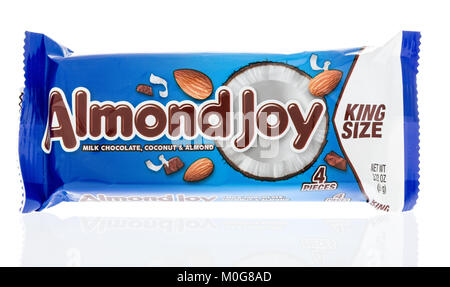 Winneconne, WI - 18. Januar 2018: ein Paket von einem King Size Almond Joy auf einem isolierten Hintergrund. Stockfoto