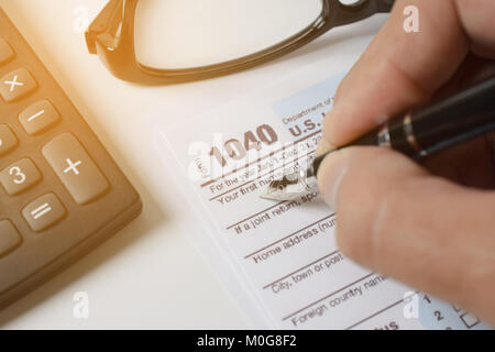 Man füllt uns Steuerformular. Steuern in Form us-Geschäft Einkommen office Hand füllen Begriff - Nahaufnahme Stockfoto