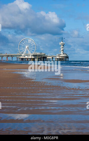 Strand bei Flut. Riesenrad und Bungee Jumping Tower am Scheveninger Pier. North Sea Beach Resort von Scheveningen, Den Haag, Niederlande Stockfoto