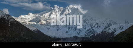 Nanga Parbat liegt auf der Grenze zwischen Pakistan und Indien ist als König der Berge bekannt. Es ist weltweit die 9 höchsten Berge. Stockfoto