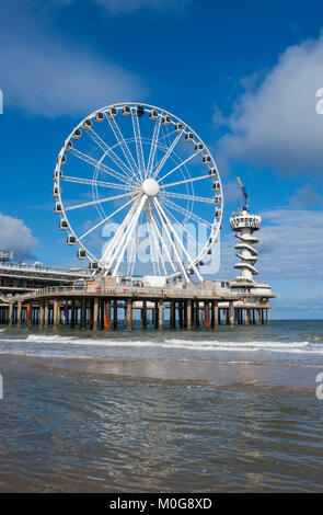 Riesenrad und Bungee Jumping Tower am Scheveninger Pier. North Sea Beach Resort von Scheveningen, Den Haag (Den Haag), Niederlande. Stockfoto