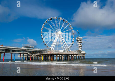 Riesenrad und Bungee Jumping Tower am Scheveninger Pier. North Sea Beach Resort von Scheveningen, Den Haag (Den Haag), Niederlande. Stockfoto