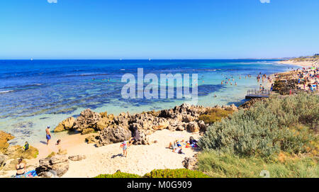 Mettam's Pool Strand an einem Sonntag Sommermorgen. North Beach, Perth, Western Australia Stockfoto