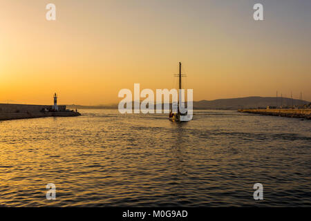 Fischer und Segelboot bei Sonnenuntergang in Alimos Marina in Athen, Griechenland. Stockfoto