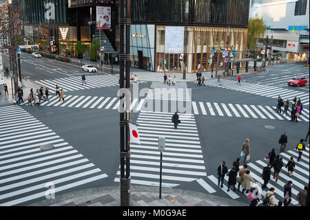 01.01.2018, Tokyo, Japan, Asien - eine Fußgängerampel in Tokyos Ginza District. Stockfoto