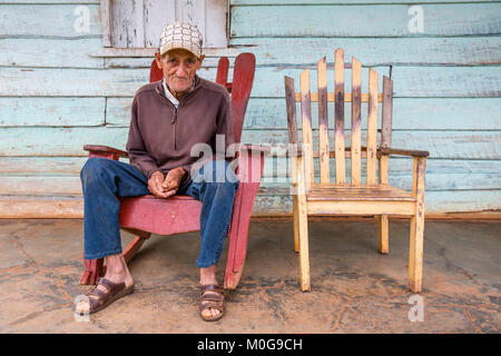 Einsamer Mann in einem Schaukelstuhl auf der Veranda, Tal von Vinales, Kuba Stockfoto