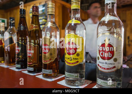 Havana Club Rum Flaschen am Rio Guanayara Bar, Kuba Stockfoto