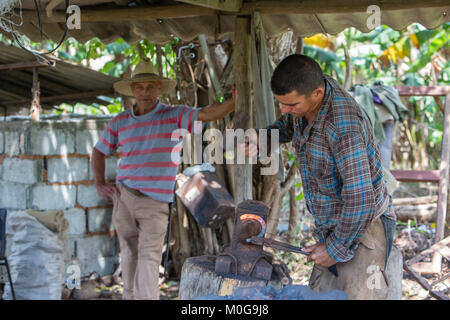 Schmied schmieden Hufeisen in Trinidad, Kuba Stockfoto