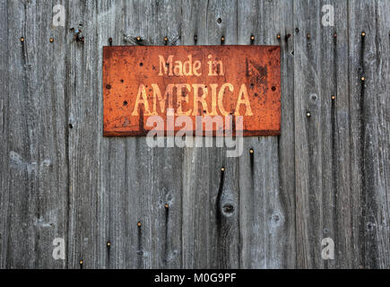 Rostiges Metall Schild an die Holzwand mit der Phrase: in Amerika. Stockfoto