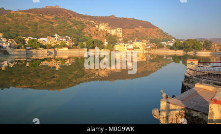 Allgemeine Ansicht von Bundi Altstadt und der Bundi Palace (Garh) mit Nawal Sagar See im Vordergrund und schöne Reflexionen, Bundi, Rajasthan, Indien Stockfoto