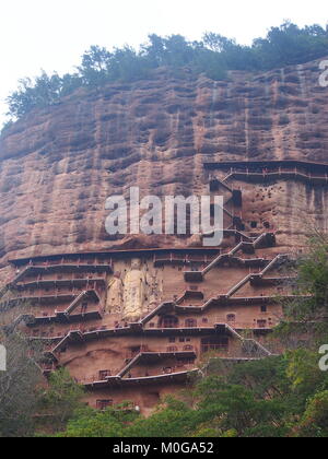 Maiji Shan Stone Mountain mit alten buddhistischen Carving Statue. Reisen in Tianshui, Gansu, China. In 2013, 16. Oktober. Stockfoto
