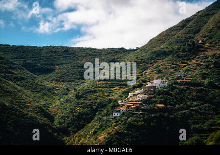 Kleinen einsamen Berg El turron Masca Dorf mit bunten in Teneriffa, Kanarische Inseln, Spanien. Grüne Hänge und Hügel Stockfoto
