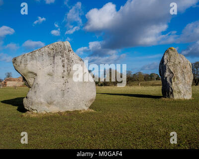 Avebury ist ein NEOLITHISCHES henge Monument mit drei Steinkreise und Hügelgräber in der Nähe des Dorfes Avebury in Wiltshire, England. Stockfoto